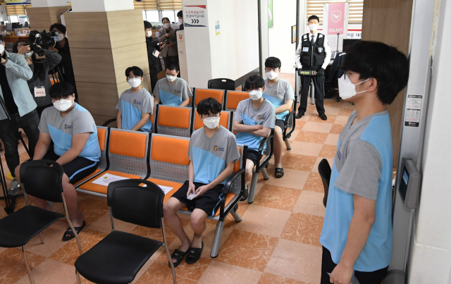지난 2월 서울 영등포구 서울지방병무청에서 입영 대상자들이 신체검사를 받고 있다. /오승현 기자
