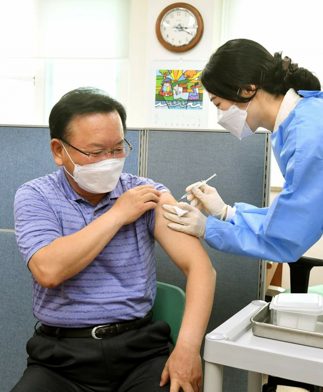 '반팔입고 백신 접종받으러 가시라'... 김총리, 페북에 백신 체험기 공유