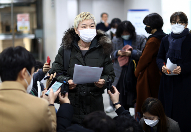 동료 공무원을 성폭행한 혐의로 기소된 전직 서울시장 비서실 직원이 실형을 선고 받고 법정 구속된 지난 1월 서초구 서울중앙지법에서 피해자 측 변호인인 김재련 변호사가 재판 후 발언하고 있다./연합뉴스