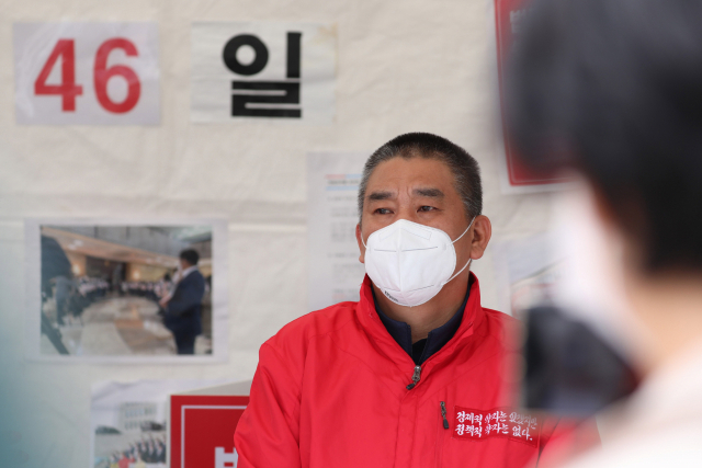 27일 오후 국회 본청 앞에서 코로나19로 인한 소상공인의 손실보상 소급적용 입법을 요구하며 천막농성을 하던 최승재 국민의힘 의원이 단식농성에 돌입하고 있다./권욱 기자