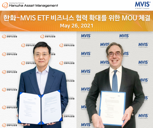 김용현(왼쪽) 한화자산운용 대표와 스티븐 쇼엔펠드 MV인덱스솔루션 대표가 26일 오전 화상으로 업무협약서(MOU)를 체결하고 사진 촬영을 하고 있다. /제공=한화자산운용