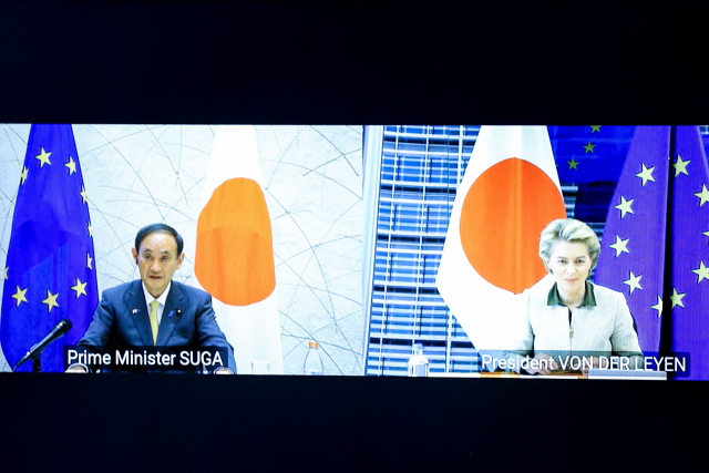 스가 요시히데(왼쪽)일본 총리와 우르줄라 폰데어라이엔 유럽연합(EU) 집행위원장이 27일(현지시간) 화상 정상 회의에 참여하고 있다. /AFP연합뉴스