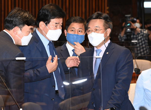 윤호중 더불어민주당 원내대표와 김진표 부동산특위 위원장이 27일 국회에서 열린 부동산 관련 정책의원총회에서 대화하고 있다. /권욱 기자