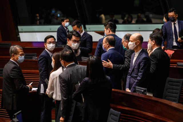 홍콩 입법회 의원들이 27일 선거법 개편안을 통과시킨 뒤 자축하고 있다. /AFP연합뉴스