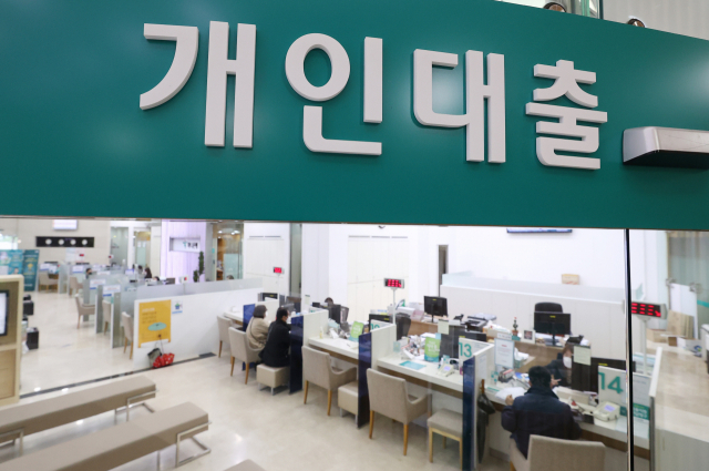지난 17일 서울 시내의 한 은행 대출 창구 모습./연합뉴스