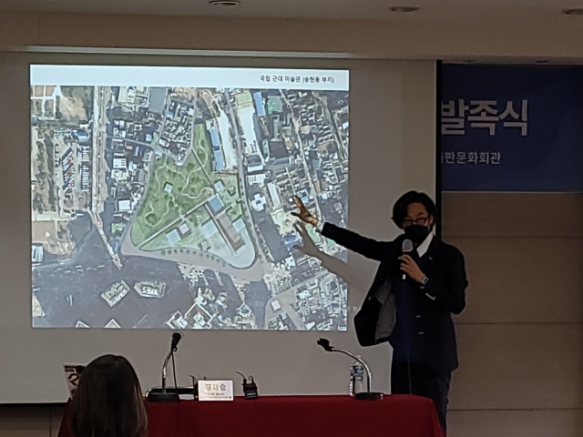 이건희 컬렉션을 토대로 국립근대미술관이 건립될 경우 서울시 종로구 송현동 부지를 어떻게 활용할지에 대해 건축가 홍재승이 설명하고 있다. /조상인 기자