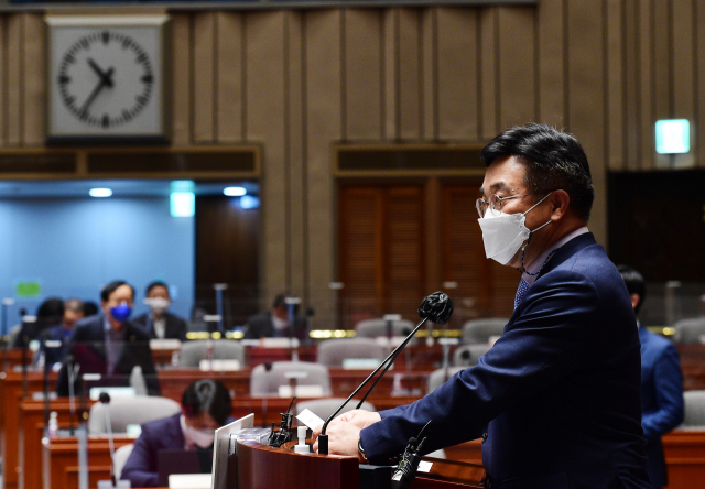 윤호중 더불어민주당 원내대표가 27일 국회에서 열린 부동산 관련 정책의원총회에서 발언하고 있다. /권욱 기자