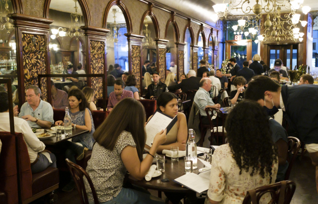 19일(현지시간) 미국 뉴욕 시민들이 손님들로 가득 찬 브루클린의 한 식당에서 식사를 즐기고 있다./EPA연합뉴스