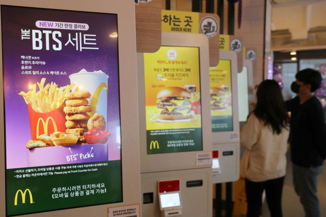 맥도날드 'BTS 세트' 50개국 판매 시작…아미들 '인증 열풍'