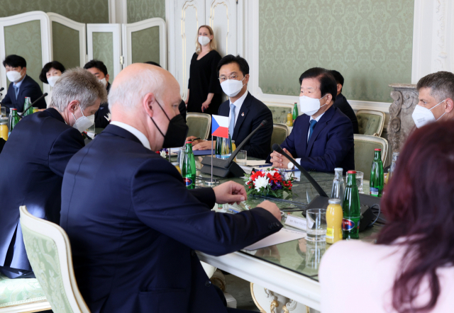 박병석 국회의장이 27일(현지시간) 체코 프라하 상원 의사당에서 밀로시 비스트르칠 상원의장과 회담하고 있다./사진제공=국회