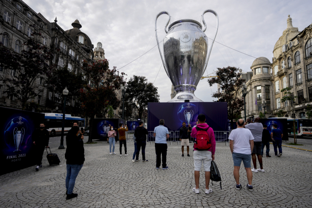UEFA 챔피언스 리그 결승을 앞둔 28일 포르투갈 포르투 시내 광장에 대형 챔스 트로피 모형이 설치돼 행인들의 눈길을 끌고 있다. /포르투=AP연합뉴스