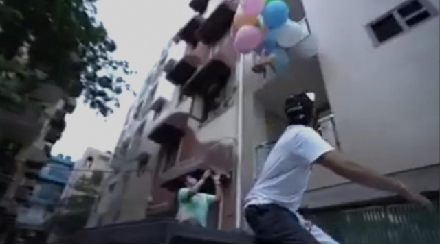 인도의 한 유튜버가 자신의 반려견을 헬륨 풍선에 묶어 공중에 띄웠다가 경찰에 붙잡혔다./SNS영상 캡처