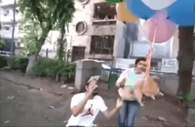 지난21일(현지시간) 인도의 한 유튜버가 자신의 반려견을 헬륨풍선에 묶어 띄워고 있다./출처= 유튜브