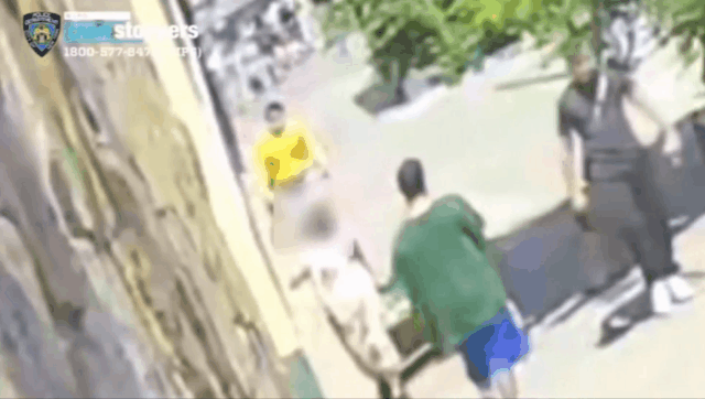 지난 26일 뉴욕 퀸즈에서 장을 보고 귀가하던 75세 중국계 노인이 맞은 편에서 걸어오던 괴한이 날린 주먹을 맞고 쓰러졌다./출처=뉴욕경찰 트위터