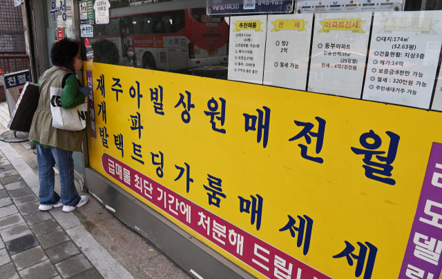 오는 6월 1일부터 ‘전월세신고제’가 시행되는 가운데 28일 서울 동대문구의 한 중개 업소 매물 게시판이 비어 있다. 현지 중개 업소에 따르면 매매는 물론 전세 물건도 크게 줄어들고 있다./오승현 기자