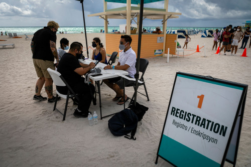 미국 플로리다주 사우스비치의 해변에 임시로 마련된 신종 코로나바이러스 감염증(코로나19) 백신 접종소에서 시민들이 얀센의 코로나19 백신을 맞기 위해 등록 절차를 밟고 있다. /AFP연합뉴스