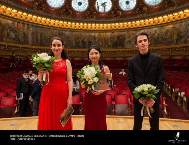 피아니스트 박연민(가운데)이 23일(현지시각) 루마니아 부쿠레슈티에서 열린 2020 제오르제 에네스쿠 국제 콩쿠르 피아노 부문에서 1위를 차지했다./사진=금호문화재단