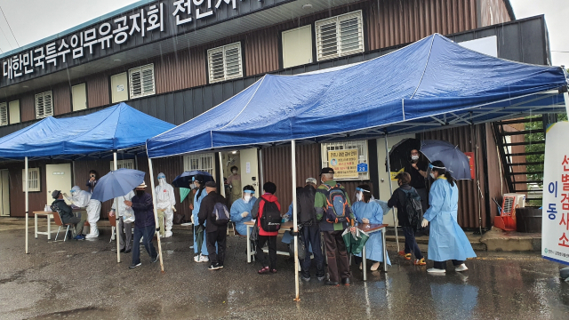 지난 28일 충남 천안시가 천안역 부근에 설치한 '찾아가는 이동선별진료소'에서 무료급식소를 이용하는 주민과 외국인 등 취약계층을 상대로 신종 코로나바이러스 감염증(코로나19) 검사를 하고 있다./사진 제공=천안시