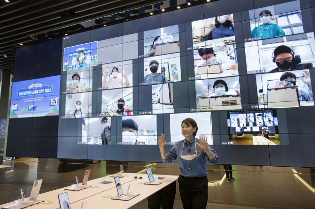 지난 28일 서울 서초구 삼성 딜라이트에서 도슨트가 초등학생들을 대상으로 ‘스페셜LIVE클래스’를 진행하고 있다. /사진 제공=삼성전자