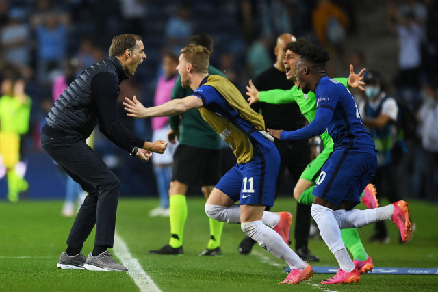 토마스 투헬(왼쪽) 첼시 감독이 30일 UEFA 챔피언스리그 우승 확정에 포효하고 있다. /포르투=AFP연합뉴스