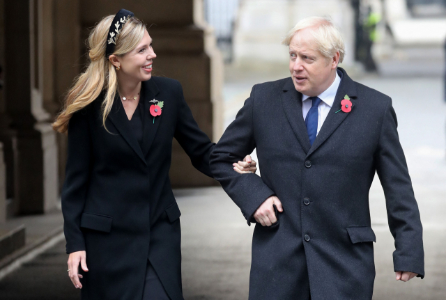 2020년 8월 당시 보리스 존슨(오른쪽) 영국 총리와 약혼녀 캐리 시먼즈가 팔짱을 끼고 있다./AFP연합뉴스