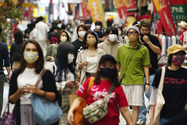 28일 일본 중부 나고야의 쇼핑거리를 행인들이 마스크를 착용한 채 걸어가고 있다./교도연합뉴스
