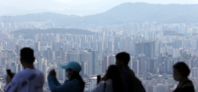 30일 서울 남산에서 내려다 본 아파트 단지. /연합뉴스