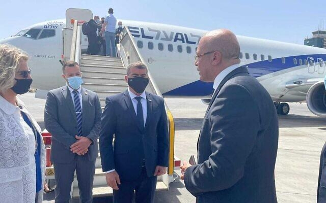 이집트 카이로 공항에 도착한 가비 아슈케나지 이스라엘 외무장관(오른쪽 두번째)./연합뉴스