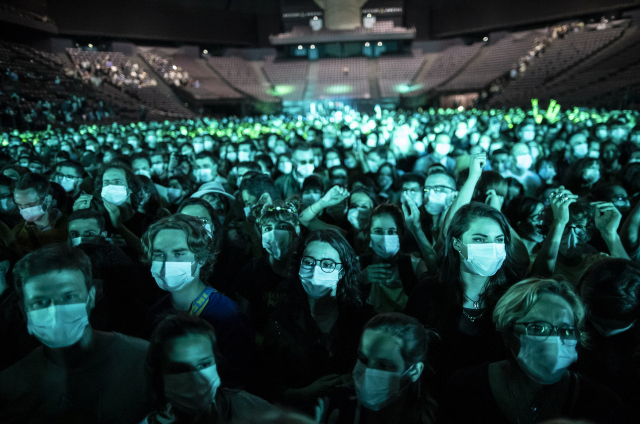 29일(현지시간) 프랑스 파리 아코르오텔 공연장에서 보건당국과 파리국립병원연합(AP-HP) 등이 설계한 실내 콘서트 실험이 진행됐다. 프랑스 대표 록그룹 앵도신(Indochine)이 무대에 올랐고 코로나19 검사 결과 음성 판정을 받은 5,000명이 콘서트에 참여했다. /EPA연합뉴스