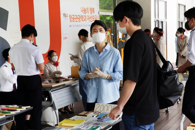 와이즈유 영산대 항공관광학과가 해운대캠퍼스 A동 앞에서 이웃돕기 모금 바자회를 진행하고 있다./사진제공=영산대