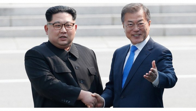 김정은 국무위원장(왼쪽)과 문재인 대통령. /연합뉴스