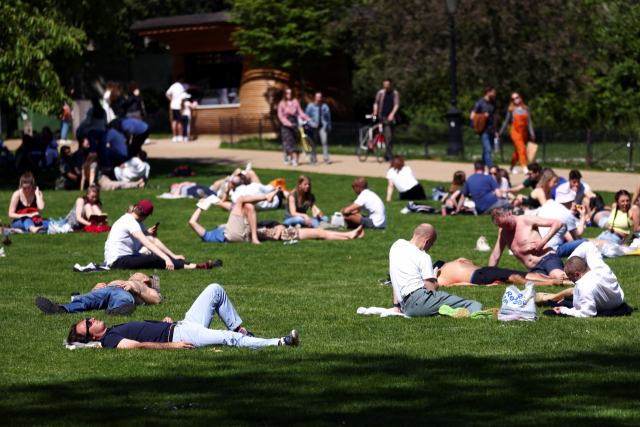 30일 런던의 제임스 공원에서 시민들이 휴식을 취하고 있다. /로이터연합뉴스