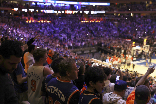 약 1만 5,000명의 팬들이 뉴욕 닉스 홈구장인 매디슨스퀘어가든을 찾아 미국프로농구(NBA) 플레이오프 경기를 관전하고 있다. /뉴욕=AP연합뉴스