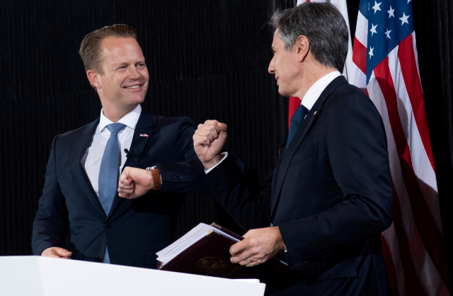 토니 블링컨(오른쪽) 미 국무장관과 예베 코포드 덴마크 외무장관이 지난 17일(현지 시간) 덴마크에서 만나 팔꿈치 인사를 하고 있다./로이터연합뉴스