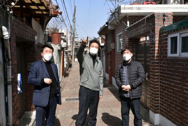 오세훈(가운데) 서울시장이 후보 시절 성북구 돌곶이로 장위뉴타운 11구역을 현장방문해 장진석(오른쪽) 장위11구역 재개발 추진준비위원회 대표에게 설명을 듣고 있다./국회사진기자단