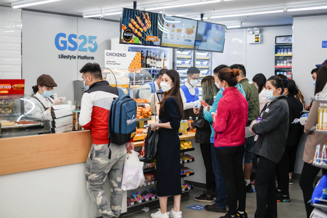 GS25 몽골 현지 고객들이 매장 내에서 계산을 하기 위해 줄을 서있다./사진 제공=GS25