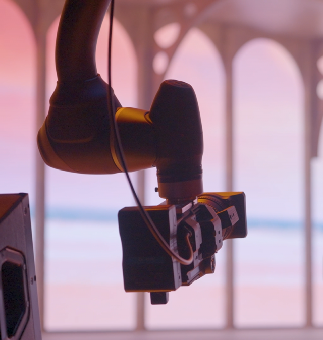 뮤지컬 ‘태양의 노래’ 스트리밍에 사용되는 두산로보틱스 협동로봇 ‘H2017’에 카메라를 장착한 모습/사진=신스웨이브