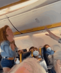 스페인에서 이탈리아로 가는 항공기 안에서 한 이탈리아 여성이 마스크를 제대로 착용하지 않겠다며 난동을 부리고 있다./출처=데일리메일