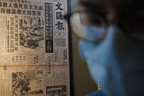 홍콩에 전시된 톈안먼 사태를 보도한 당시 신문. /AP 연합뉴스
