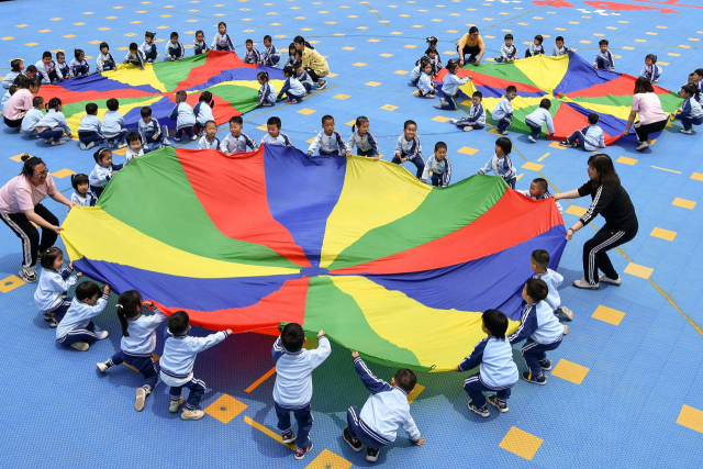 중국 산둥성 옌타이에 있는 한 유치원에서 31일 원아들이 놀이를 하고 있다. 중국 정부는 이날 부부당 자녀를 3명까지 낳을 수 있도록 허용하는 조치를 내놨다. /AFP연합뉴스