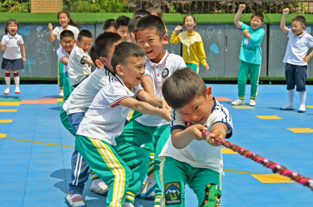 지난달 31일 중국 산둥 지역의 유치원에서 아이들이 운동회를 하고 있다. /AFP연합뉴스