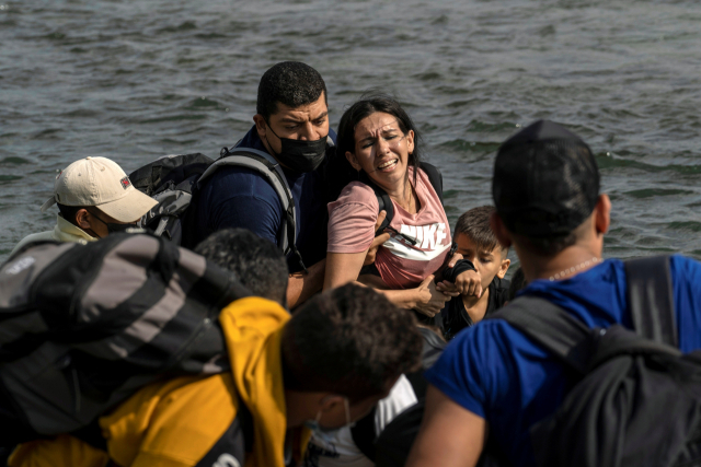 미국으로 망명하기 위해 강을 건너고 있는 베네수엘라인의 모습./로이터연합뉴스