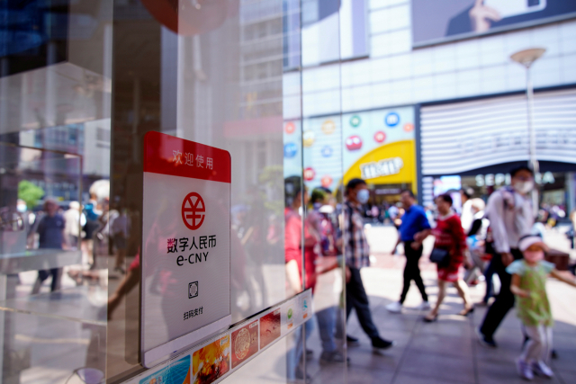 지난달 5일 중국 상하이의 한 쇼핑몰 입구에 디지털 위안화 결제가 가능하다는 안내판이 붙어 있다. /로이터연합뉴스