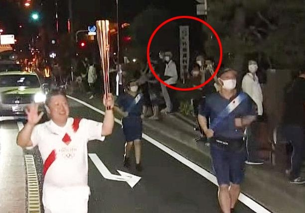 도쿄올림픽 성화 봉송 주자가 '다케시마 자료실' 앞을 지나고 있다./서경덕 교수 제공