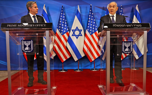 지난달 25일(현지시간) 예루살렘에서 베냐민 네타냐후(오른쪽) 이스라엘 총리와 토니 블링컨(왼쪽) 미국 국무장관이 공동기자회견을 하고 있다. /AFP연합뉴스
