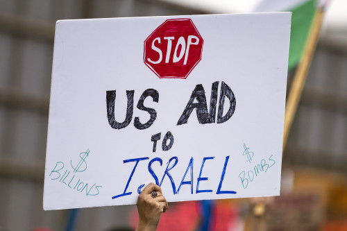 지난달 21일(현지시간) 미국 캘리포니아주 로스앤젤레스에서 열린 팔레스타인 지지 시위에서 한 참가자가 이스라엘에 대한 미국의 지원을 중단하라는 플랜카드를 들어보이고 있다. /EPA연합뉴스