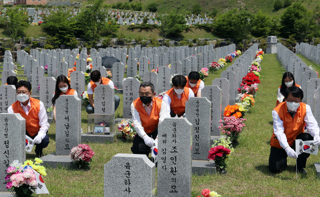 한화그룹, 대전현충원서 묘역 정화활동·태극기꽂기 펼쳐