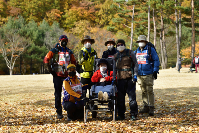 한국트레킹연맹이 녹색자금을 지원받아 장애인을 대상으로 도보여행 프로그램을 운영했다. 사진제공=산림청