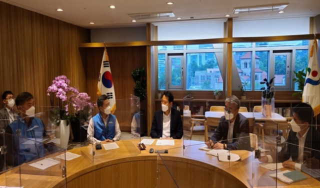 오세훈(왼쪽 두번째) 서울시장과 시 공무원들이 만나 대화하고 있다. /사진 제공=서울시공무원노조