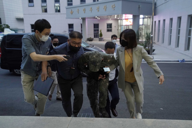 극단적 선택을 한 공군 여성 부사관을 성추행한 혐의를 받는 장 모 중사가 2일 구속영장실질심사를 받기 위해 국방부 보통군사법원에 압송됐다. 사진은 국방부 보통군사법원에 들어가기 전 취재진의 질문에 답하지 않은 채 들어가는 모습./사진 제공=국방부